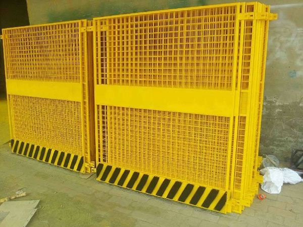 电梯安全防护门